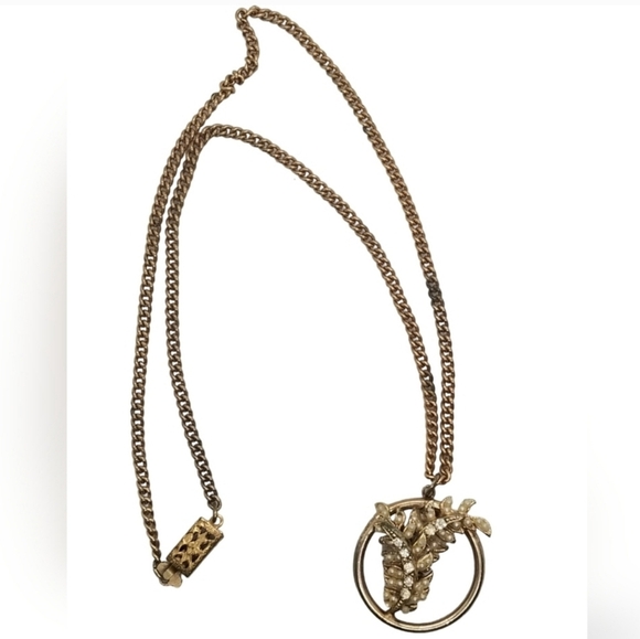 VINTAGE GOLDTONED FOLIAGE PENDANT NECKLACE DETAILED WITH FAUX PEARLS & CRYSTALS - Picture 4 of 6